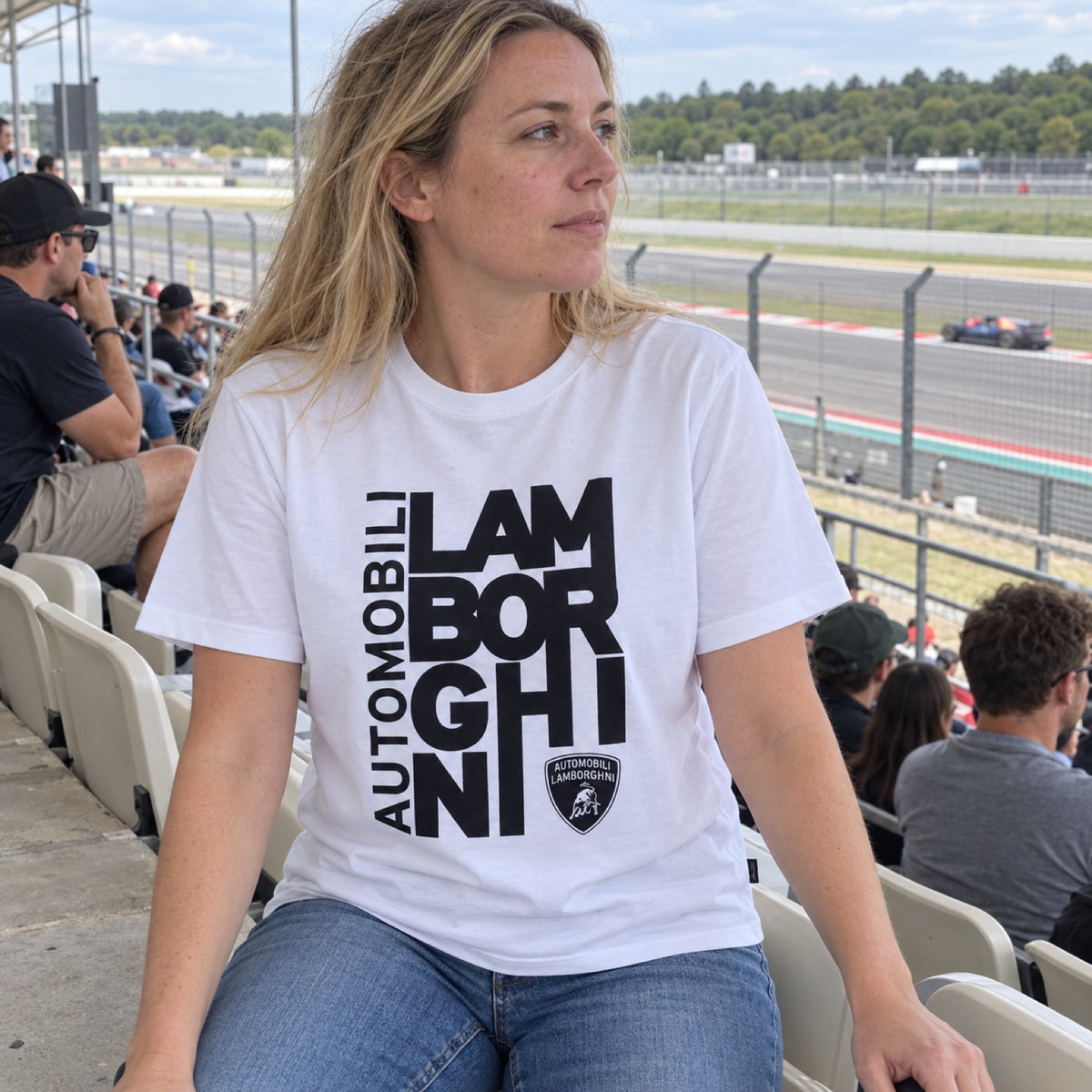 Automobili Lamborghini Casual T-Shirt – White – ilustrační foto 2 (AI)