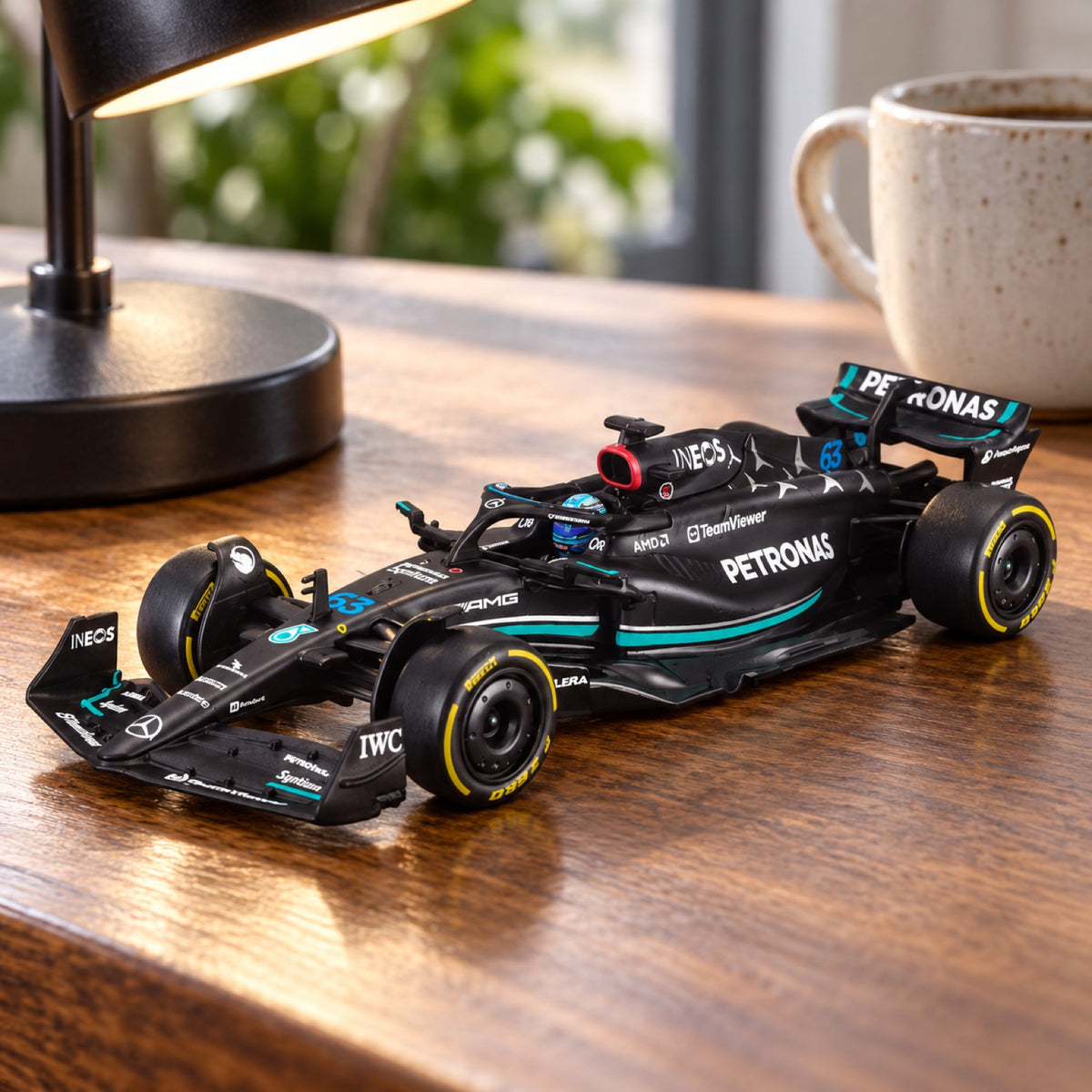 Bburago Mercedes-AMG PETRONAS F1 W14 #63 George Russell 2023 Modell 1:43 – Signature – Illustrationsfoto (KI)