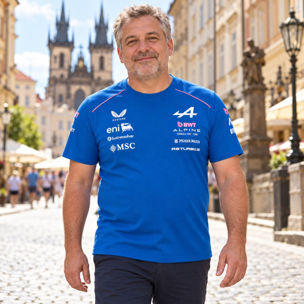 BWT Alpine F1 Team T-Shirt mit Sponsorenlogos – Illustrationsfoto (KI)