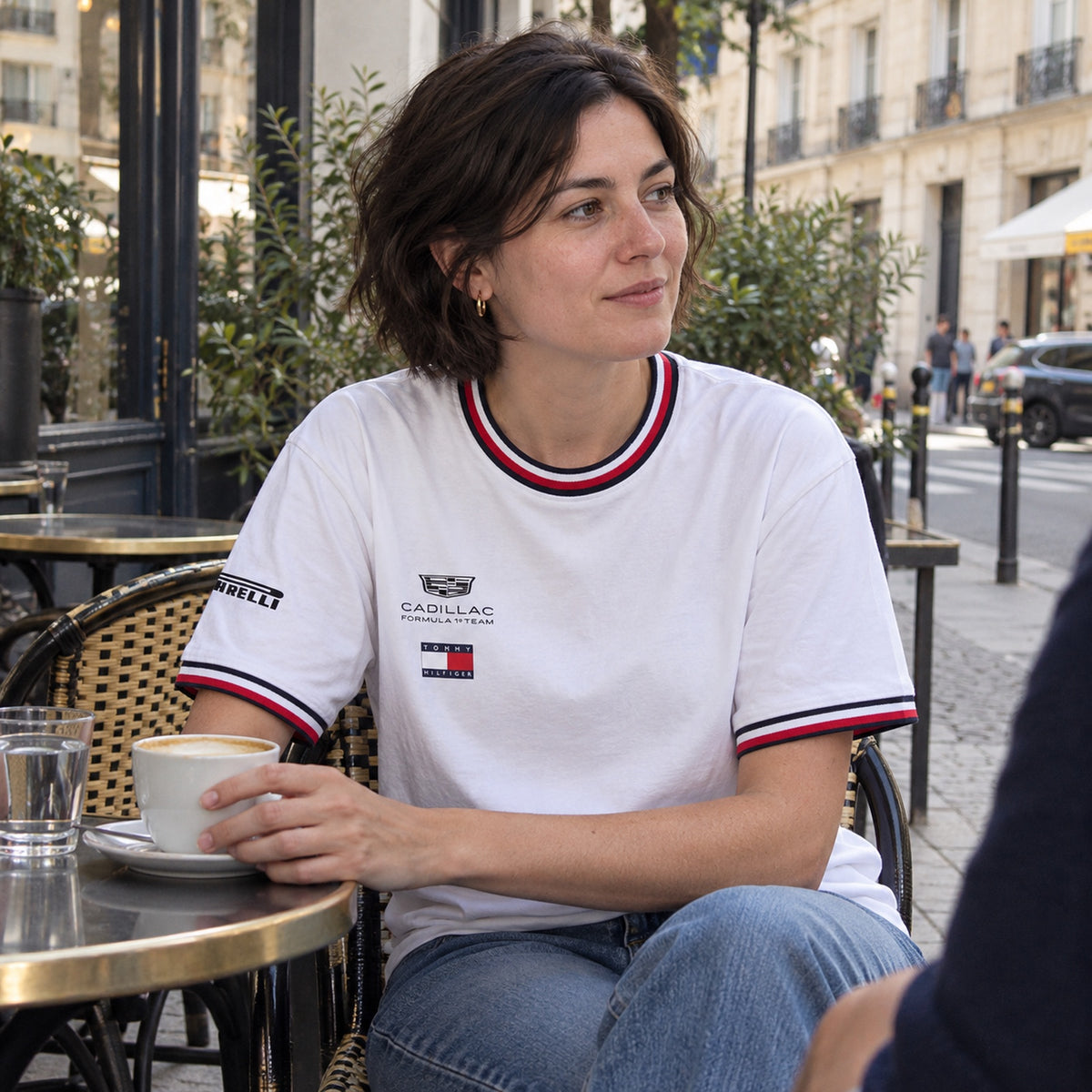 Cadillac F1 x Tommy Hilfiger Team T-Shirt – White – ilustrační foto 2 (AI)