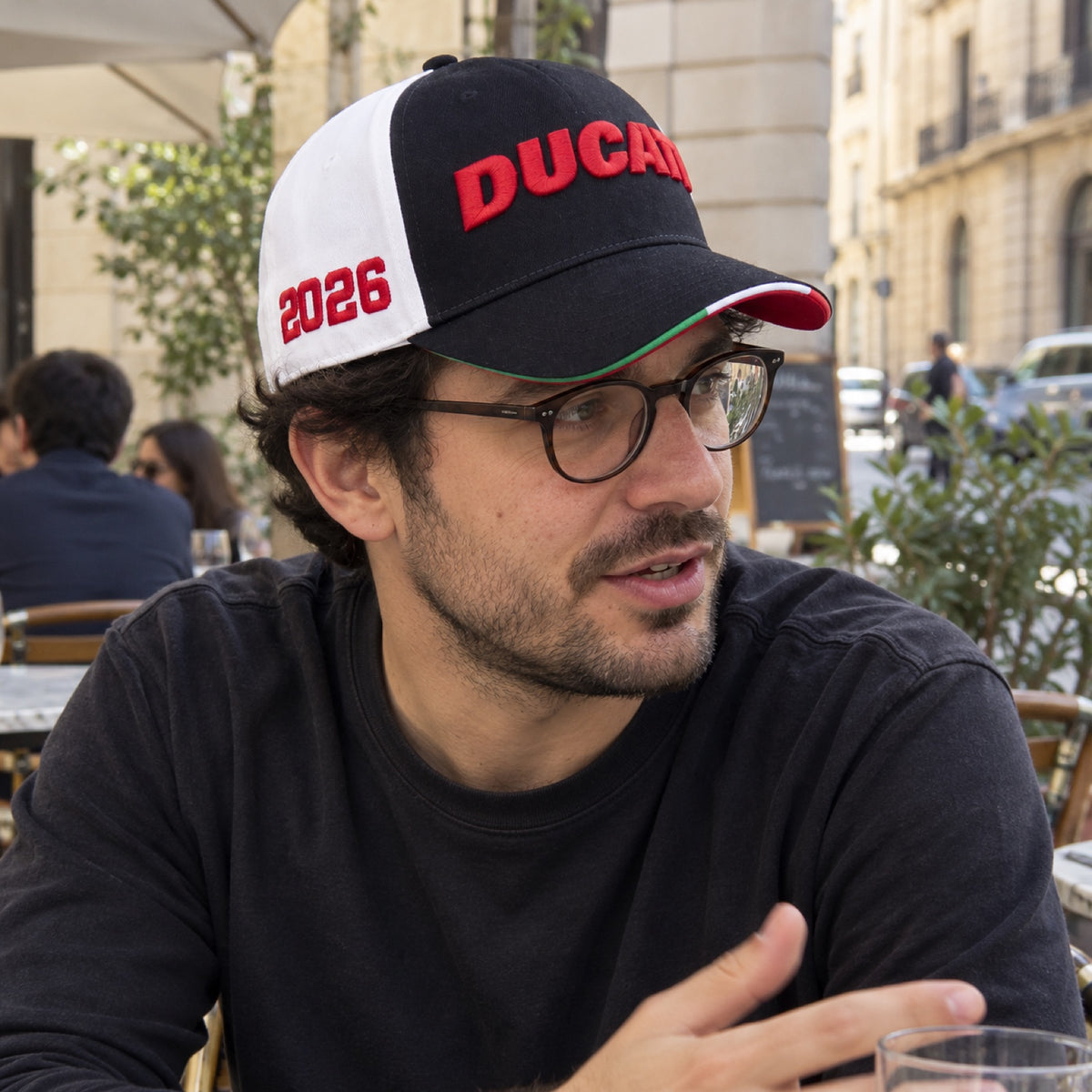 Ducati Corse Cap – 100 Years of Ducati Edition – ilustrační foto (AI)