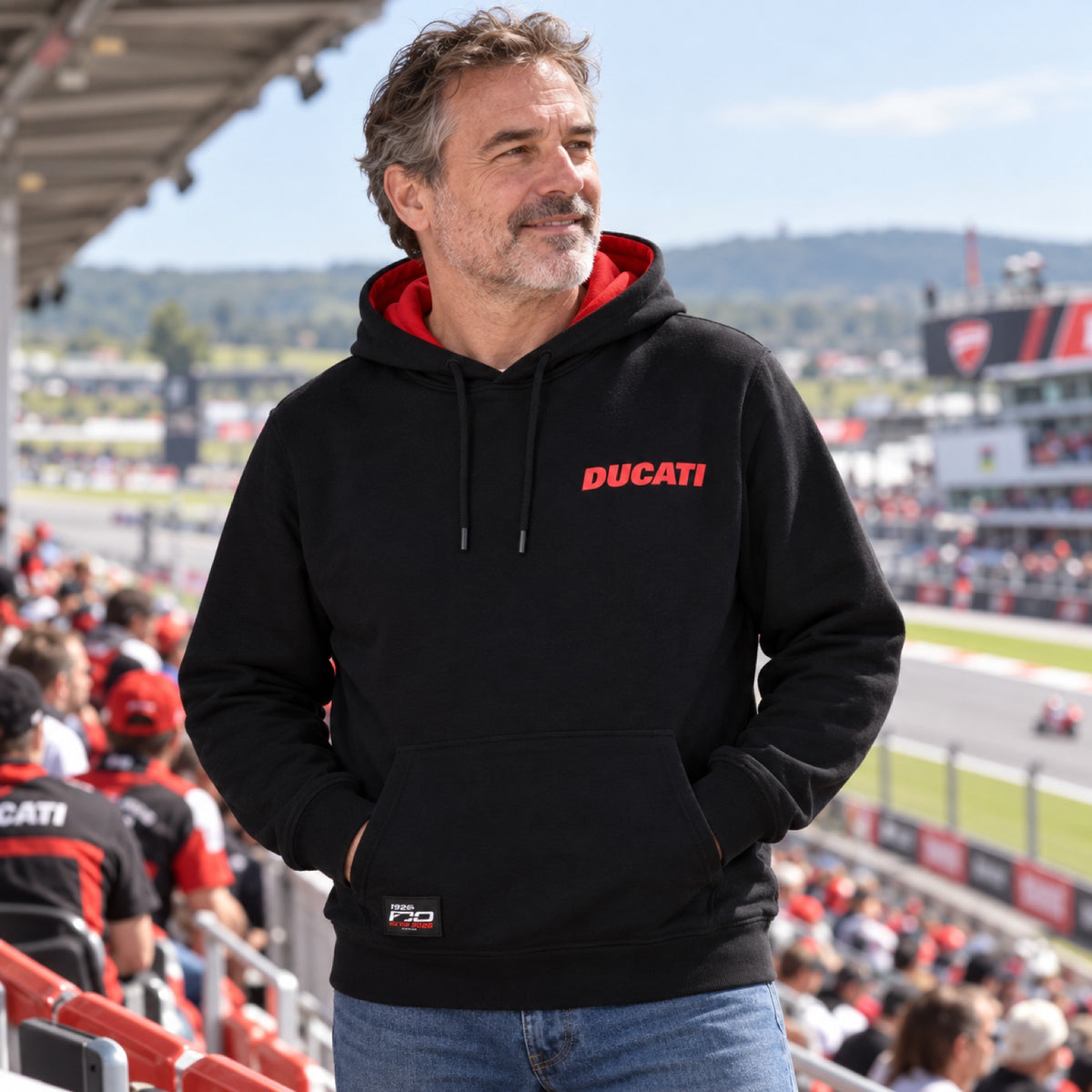 Ducati Corse Herren-Hoodie – Schwarz – 100th Years DUCATI Edition – Illustrationsfoto (KI)