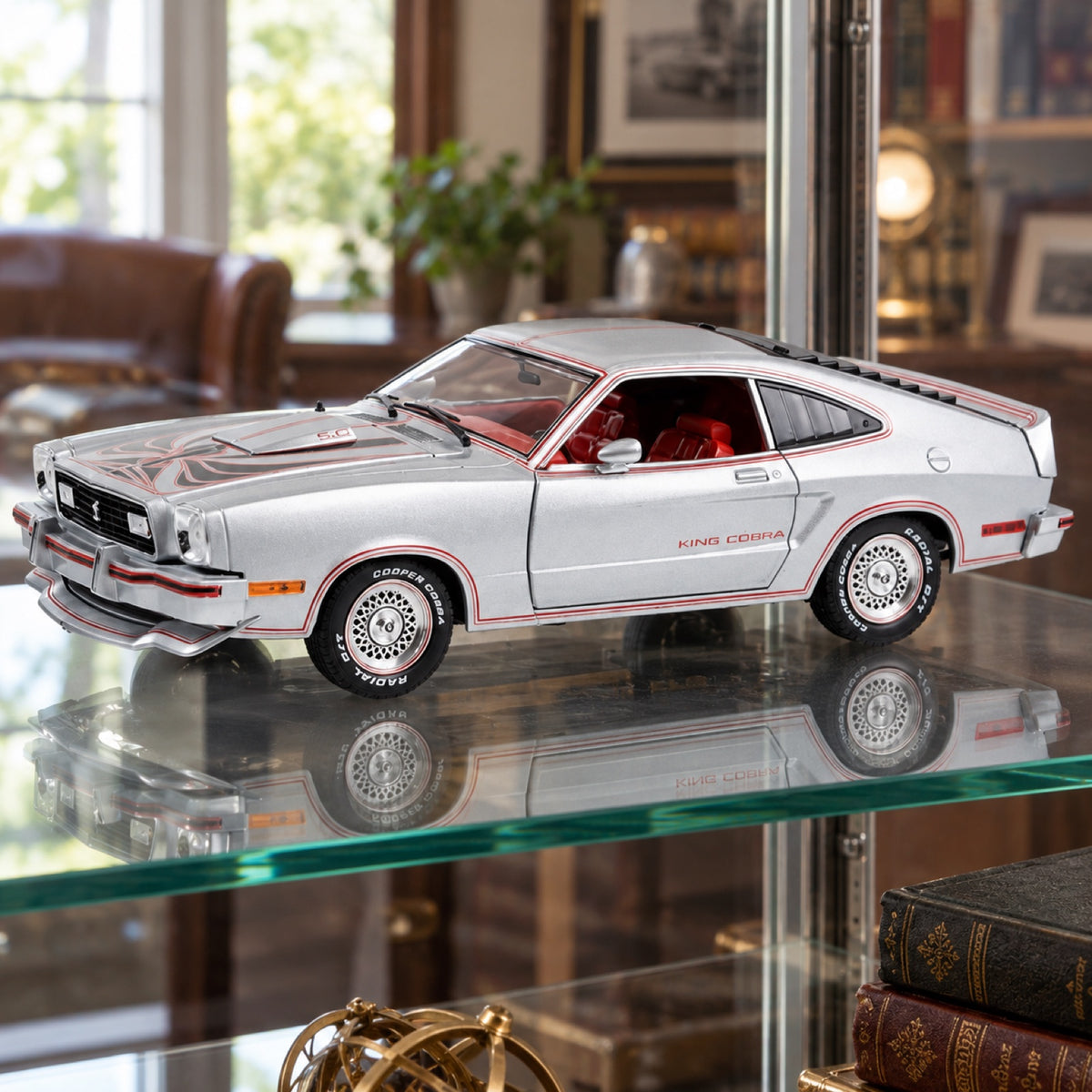 Ford Mustang II King Cobra Model – Silver Metallic with Red and Black Stripes – 1:18 Greenlight – illustrative photo (AI)