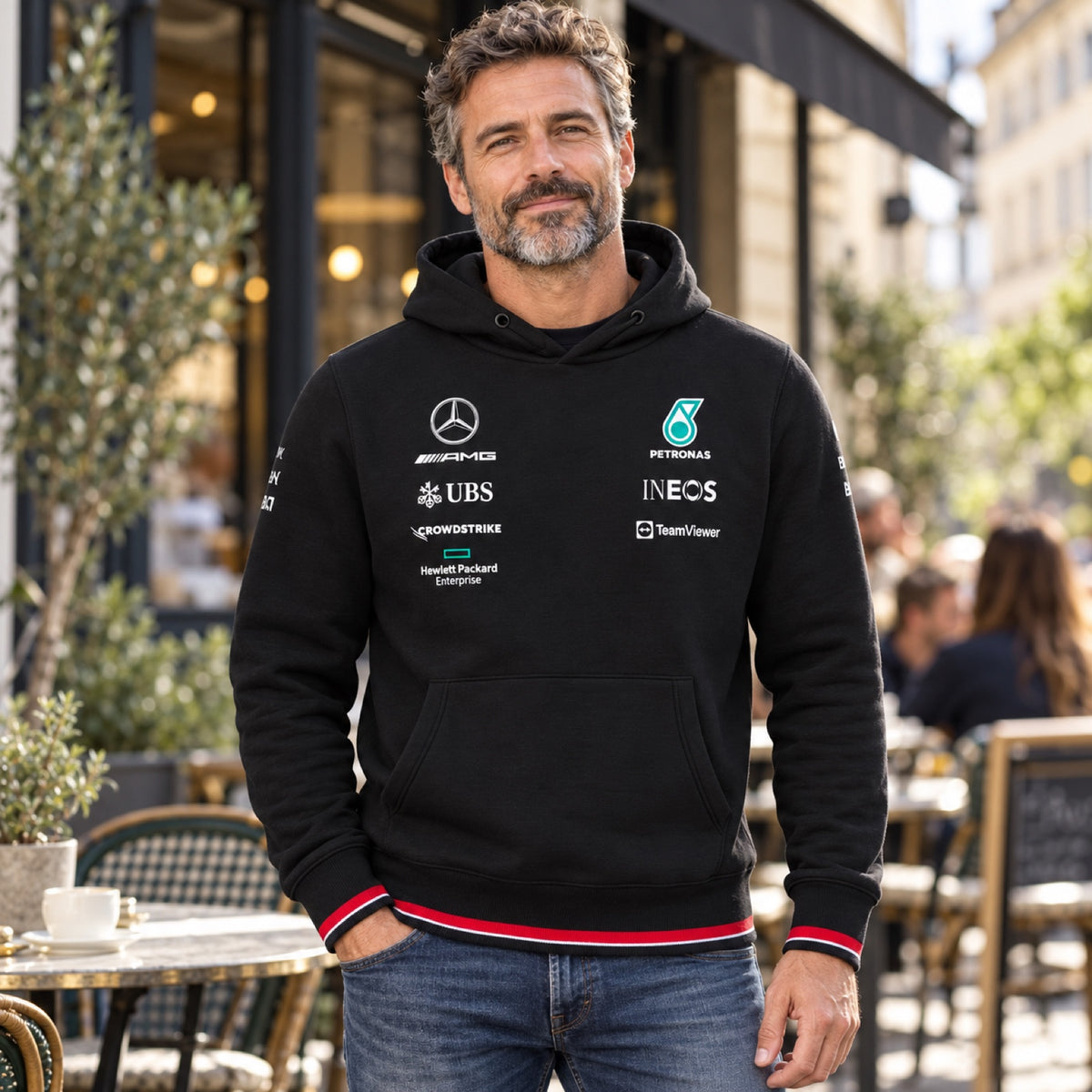 Mercedes-AMG PETRONAS F1 Team Hoodie – Illustrationsfoto (KI)