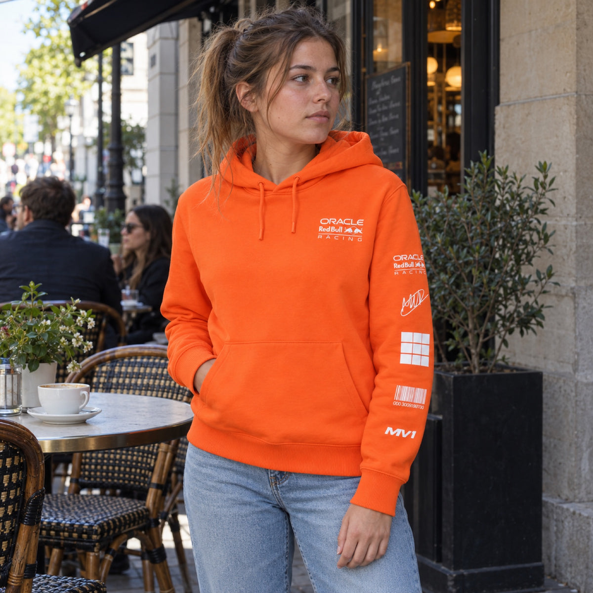 Oracle Red Bull Racing – Max Verstappen MV1 Casual Hoodie – ilustrační foto 2 (AI)