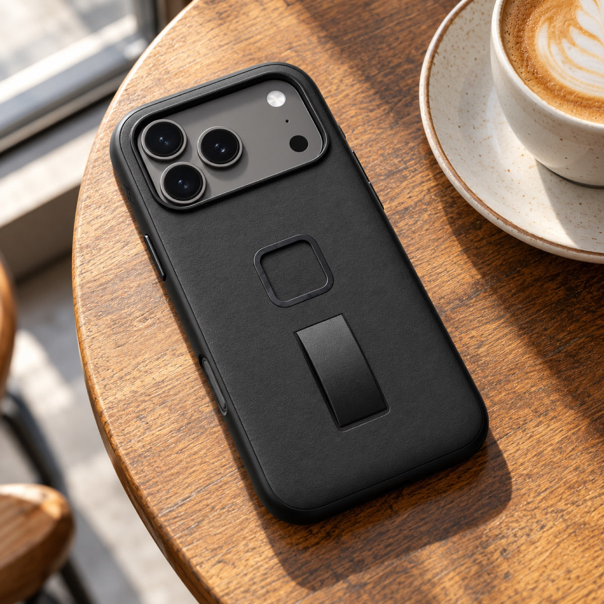 Peak Design Everyday Loop Case Slimlink iPhone 18 Pro Max – Black Clarino – Illustrationsfoto (KI)