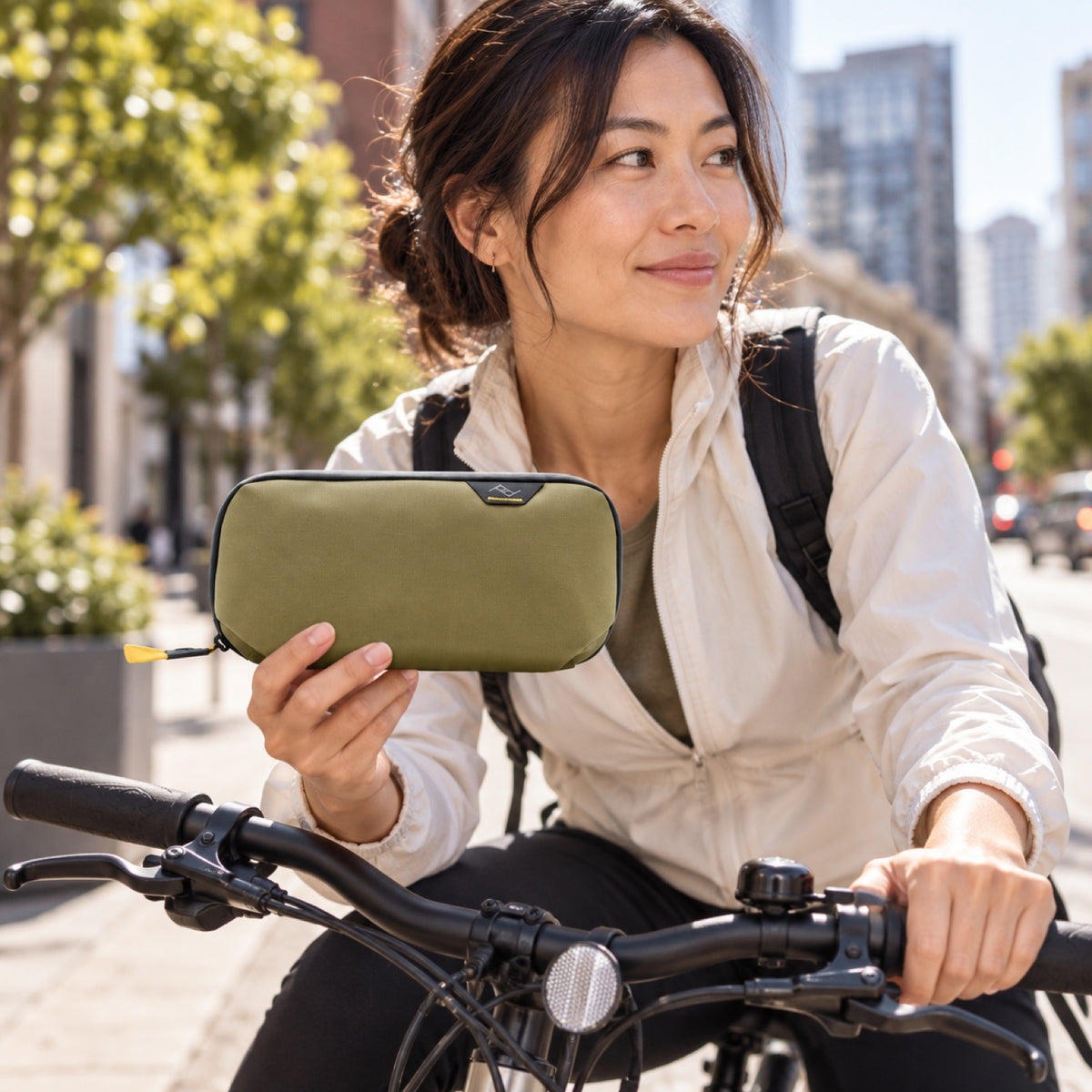 Peak Design Tech Pouch Small – Kelp – illustrative photo (AI)