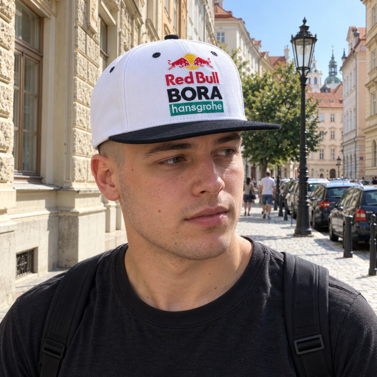 Red Bull Bora Hansgrohe Fan-Cap mit flachem Schirm – Illustrationsfoto (KI)