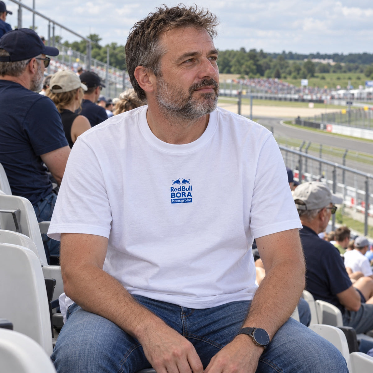 Red Bull Bora Hansgrohe Casual T-Shirt – White, MONUMENTS Edition – ilustrační foto (AI)
