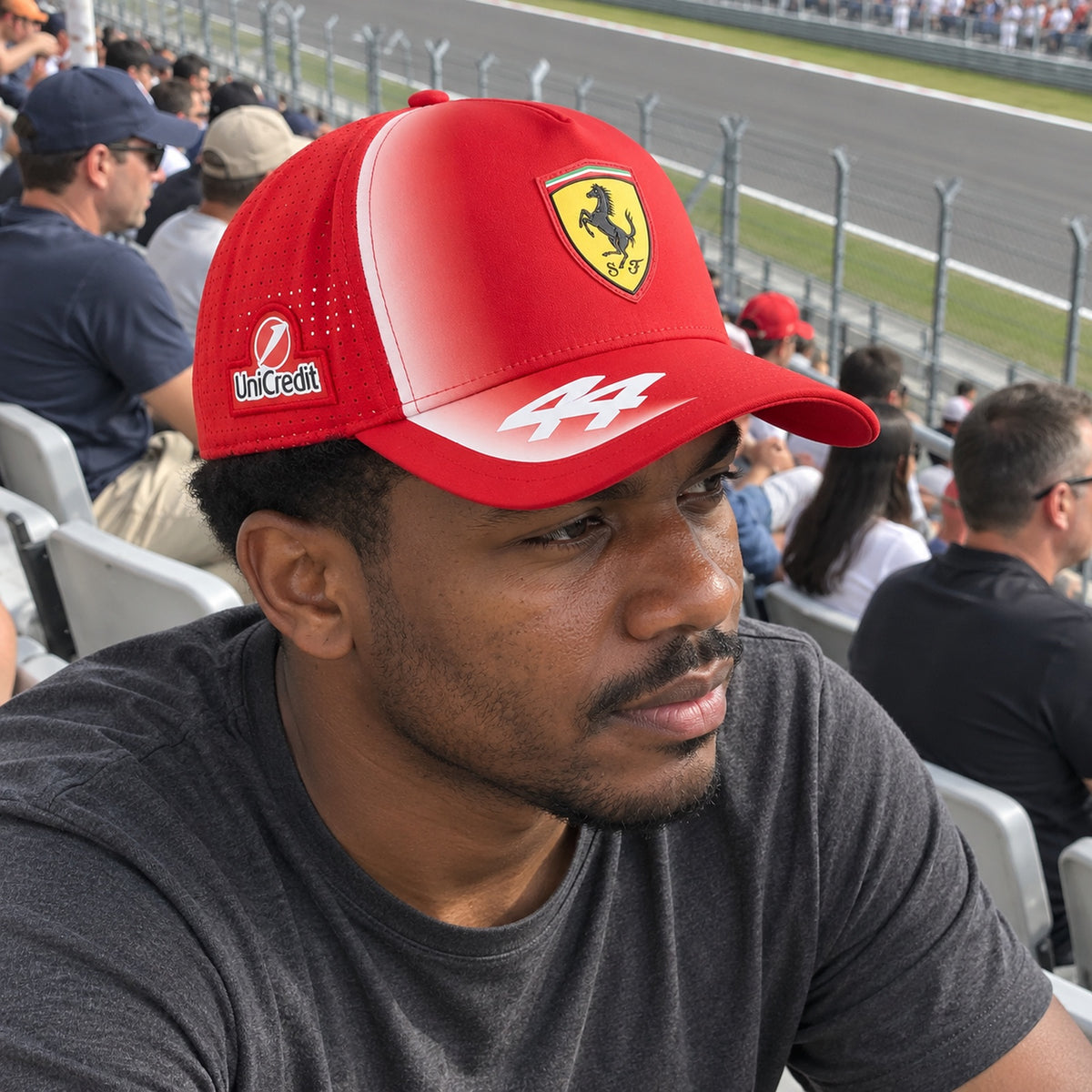 Lewis Hamilton Scuderia Ferrari F1 x Puma Cap – Team Edition – ilustrační foto (AI)