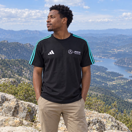 Adidas Mercedes-AMG PETRONAS F1 DNA T-Shirt – Black – Casual Edition – ilustrační foto (AI)