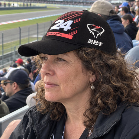 Alfa Romeo F1 Team DRIVER Cap – Guanyu Zhou – ilustrační foto 2 (AI)