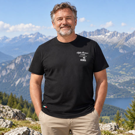 Alfa Romeo Racing F1 Orlen FANWEAR T-Shirt – Schwarz – Illustrationsfoto (KI)