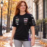 Aprilia Racing MotoGP Team-T-Shirt mit Sponsorenlogos – Illustrationsfoto (KI)