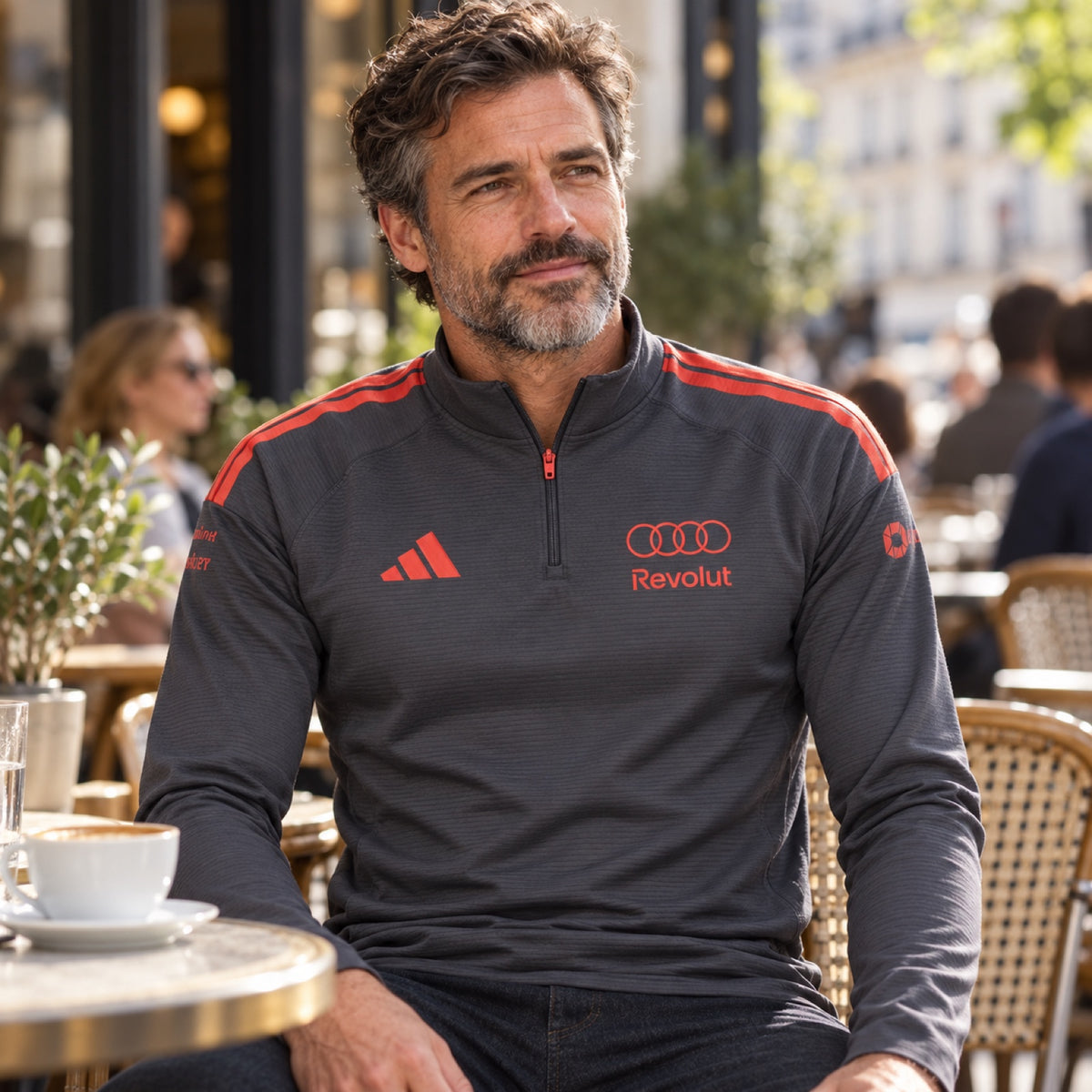 Audi Revolut F1 x Adidas Trainingsoberteil mit Sponsorenlogos – Grau – Illustrationsfoto (KI)