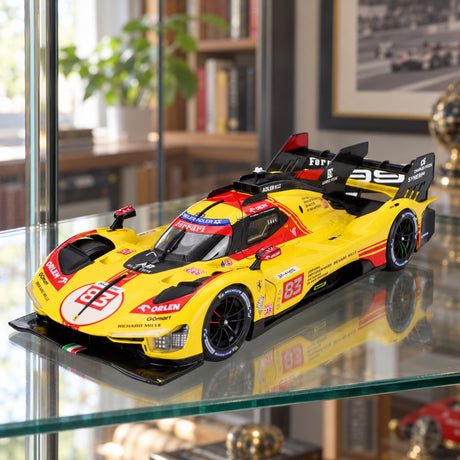 Ferrari 499P Nr. 83 Le Mans 2024 Modell 1:18 AF Corse – Bburago Deluxe Edition – Illustrationsfoto (KI)