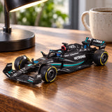 Bburago Mercedes-AMG PETRONAS F1 W14 #63 George Russell 2023 Modell 1:43 – Signature – Illustrationsfoto (KI)