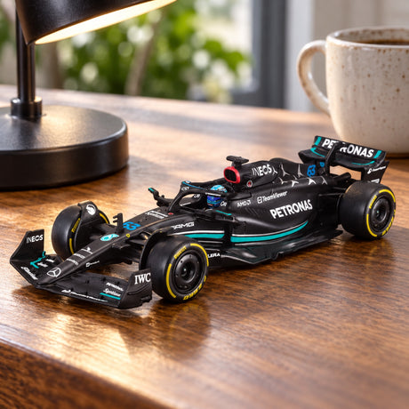 Bburago Mercedes-AMG PETRONAS F1 W14 #63 George Russell 2023 Modell 1:43 – Signature – Illustrationsfoto (KI)