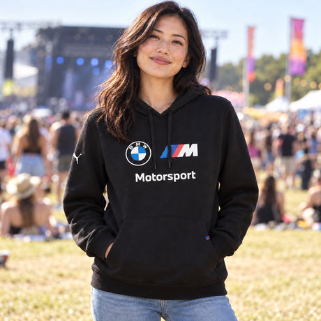 BMW Motorsport Freizeit-Hoodie mit BMW-Logo – Illustrationsfoto (KI)