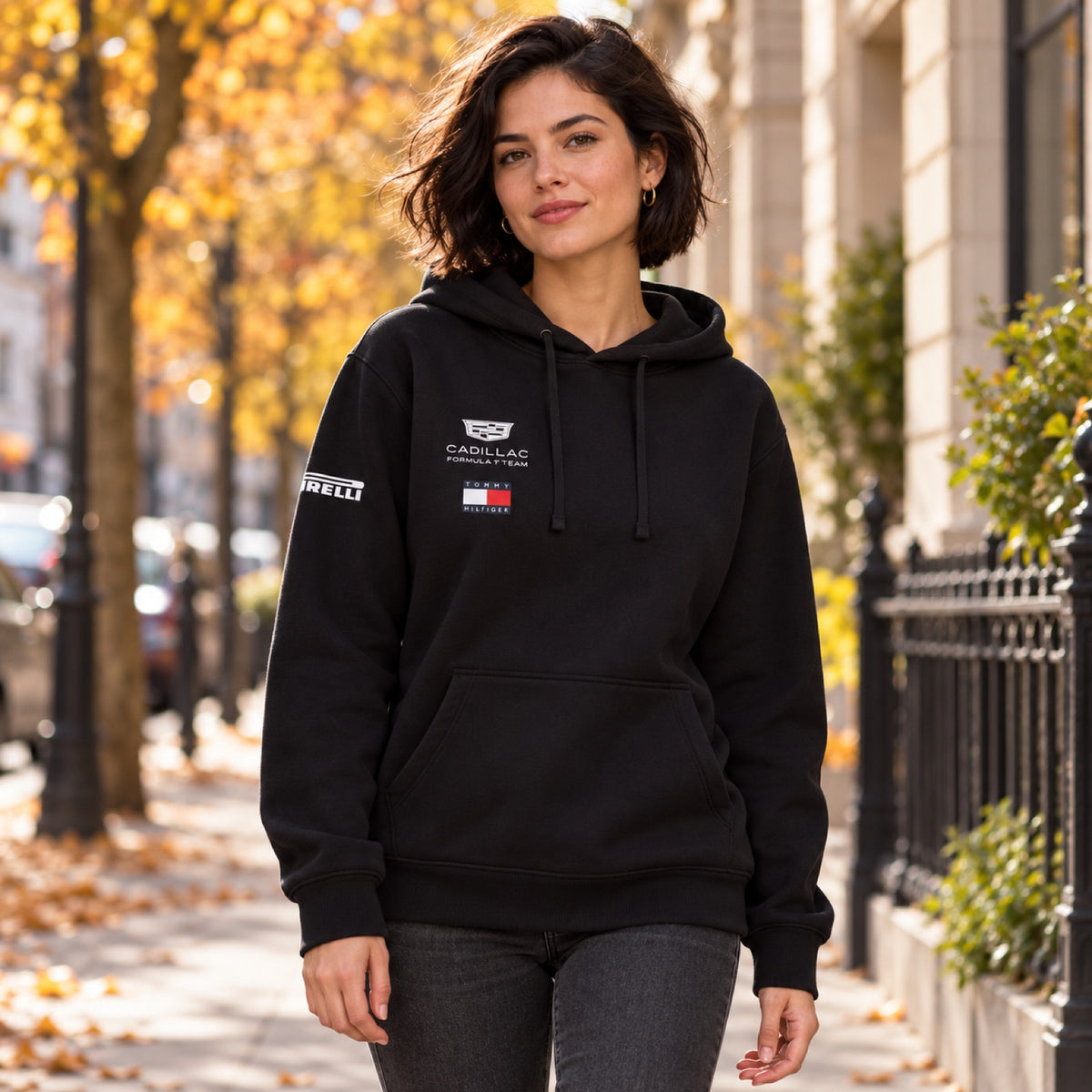 Cadillac F1 x Tommy Hilfiger Team-Hoodie – Schwarz – Illustrationsfoto (KI)