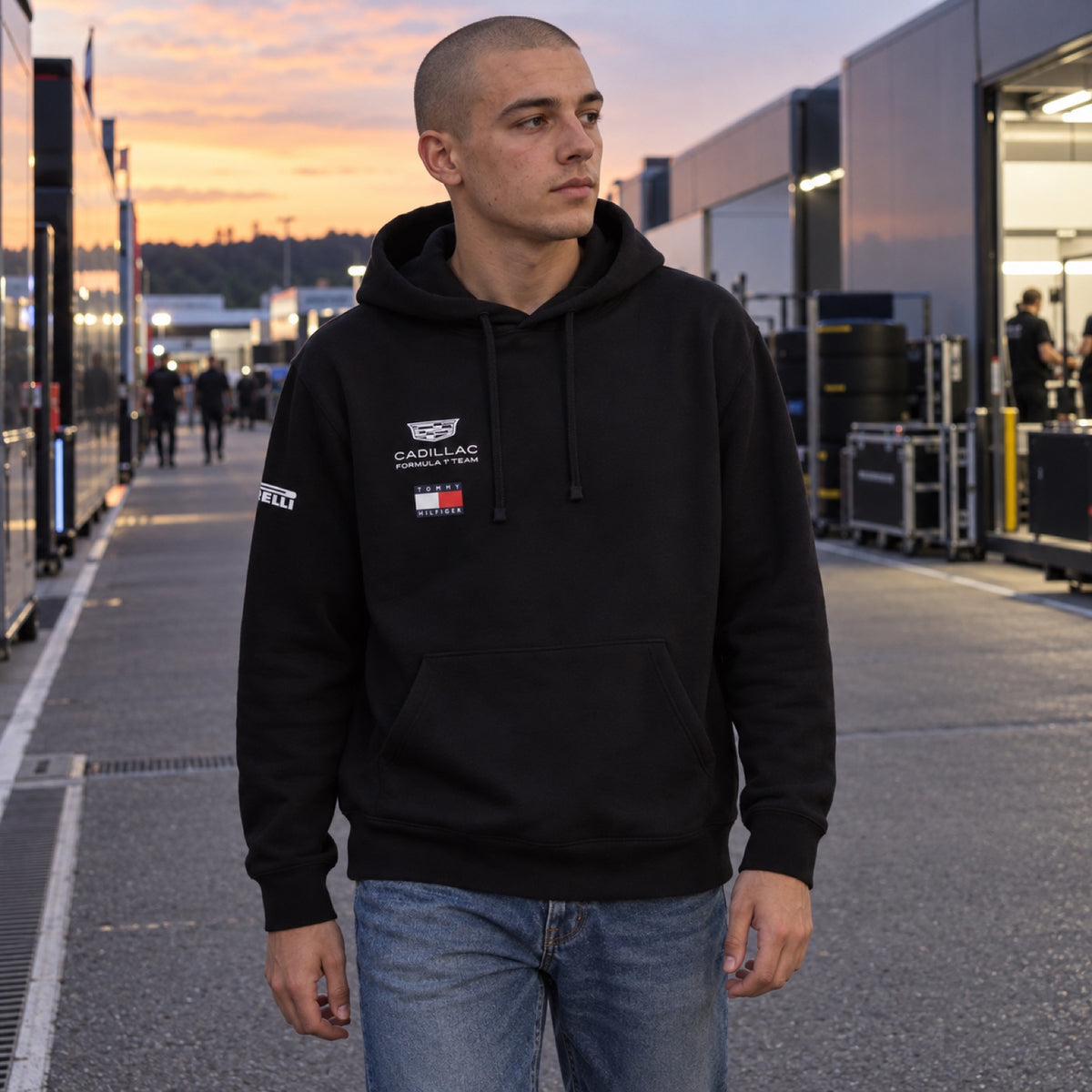Cadillac F1 x Tommy Hilfiger Team Hoodie – Black – ilustrační foto (AI)