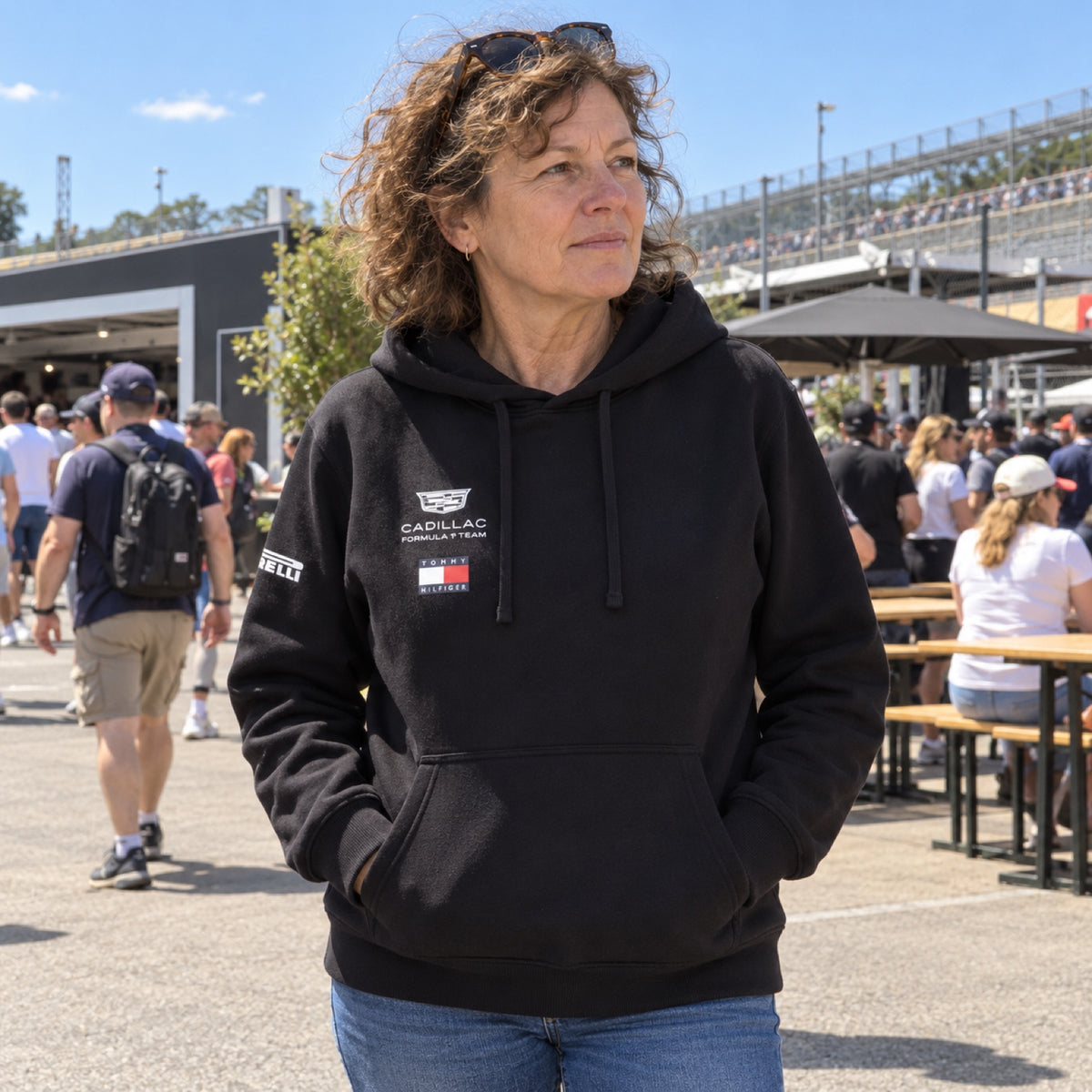 Cadillac F1 x Tommy Hilfiger Team Hoodie – Black – ilustrační foto 2 (AI)