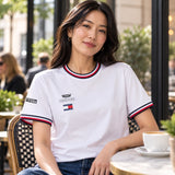 Cadillac F1 x Tommy Hilfiger Team-T-Shirt – Weiß – Illustrationsfoto (KI)