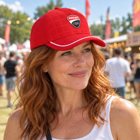 Ducati Corse GRID Fan-Cap mit Logo – Rot – Illustrationsfoto (KI)