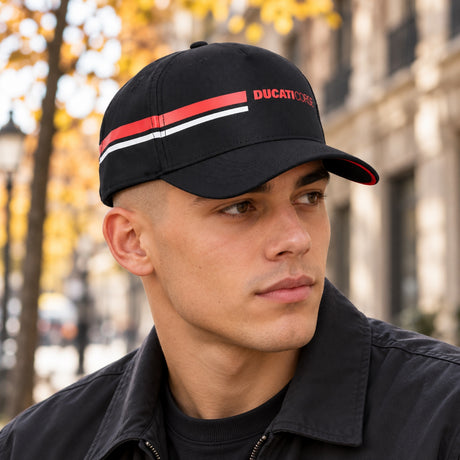 Ducati Corse Logo-Cap – Schwarz – Illustrationsfoto (KI)
