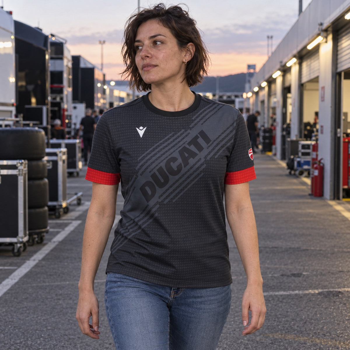 Ducati x Macron Sports T-Shirt with Logo – Dark Grey – ilustrační foto 2 (AI)