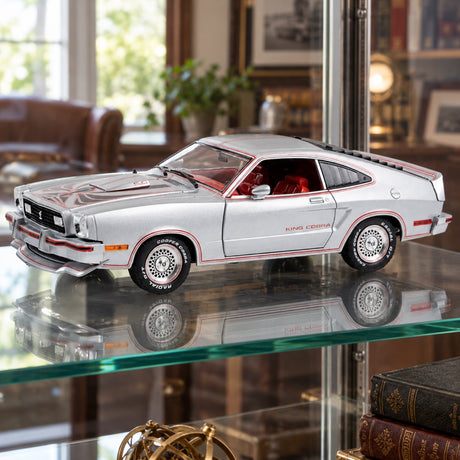 Ford Mustang II King Cobra Modell – Silbermetallic mit roten und schwarzen Streifen – 1:18 Greenlight – Illustrationsfoto (KI)
