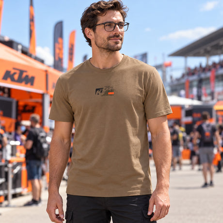KTM Racing ADVENTURE Fan-T-Shirt mit Logo – Illustrationsfoto (KI)