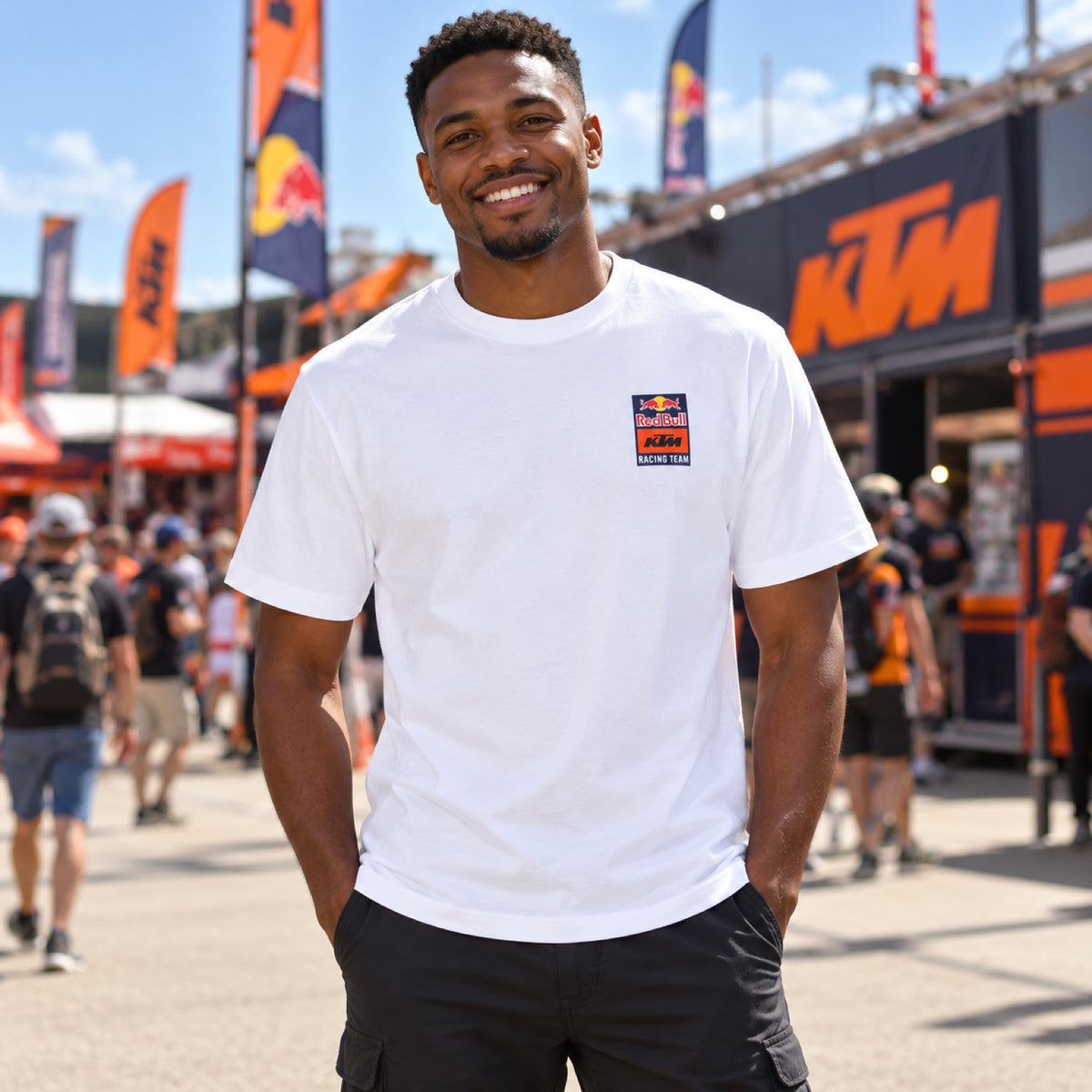 KTM Red Bull KTM Logo-T-Shirt – Weiß – Illustrationsfoto (KI)