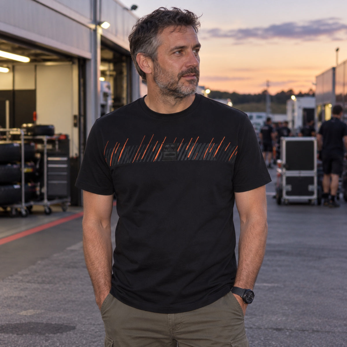 KTM Red Bull Racing Carbon Casual T-Shirt – Black – ilustrační foto (AI)