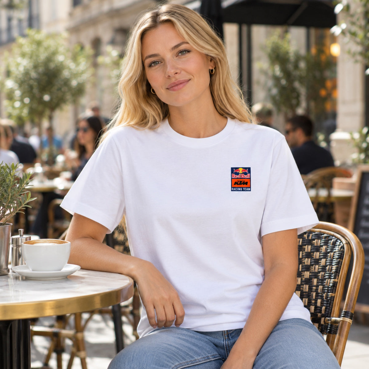 KTM Red Bull Racing Freizeit-Logo-T-Shirt – Weiß – Illustrationsfoto (KI)
