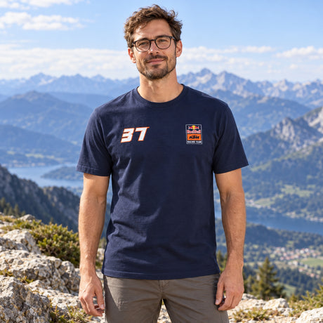 KTM Red Bull Racing Fan-T-Shirt – Pedro Acosta – Illustrationsfoto (KI)