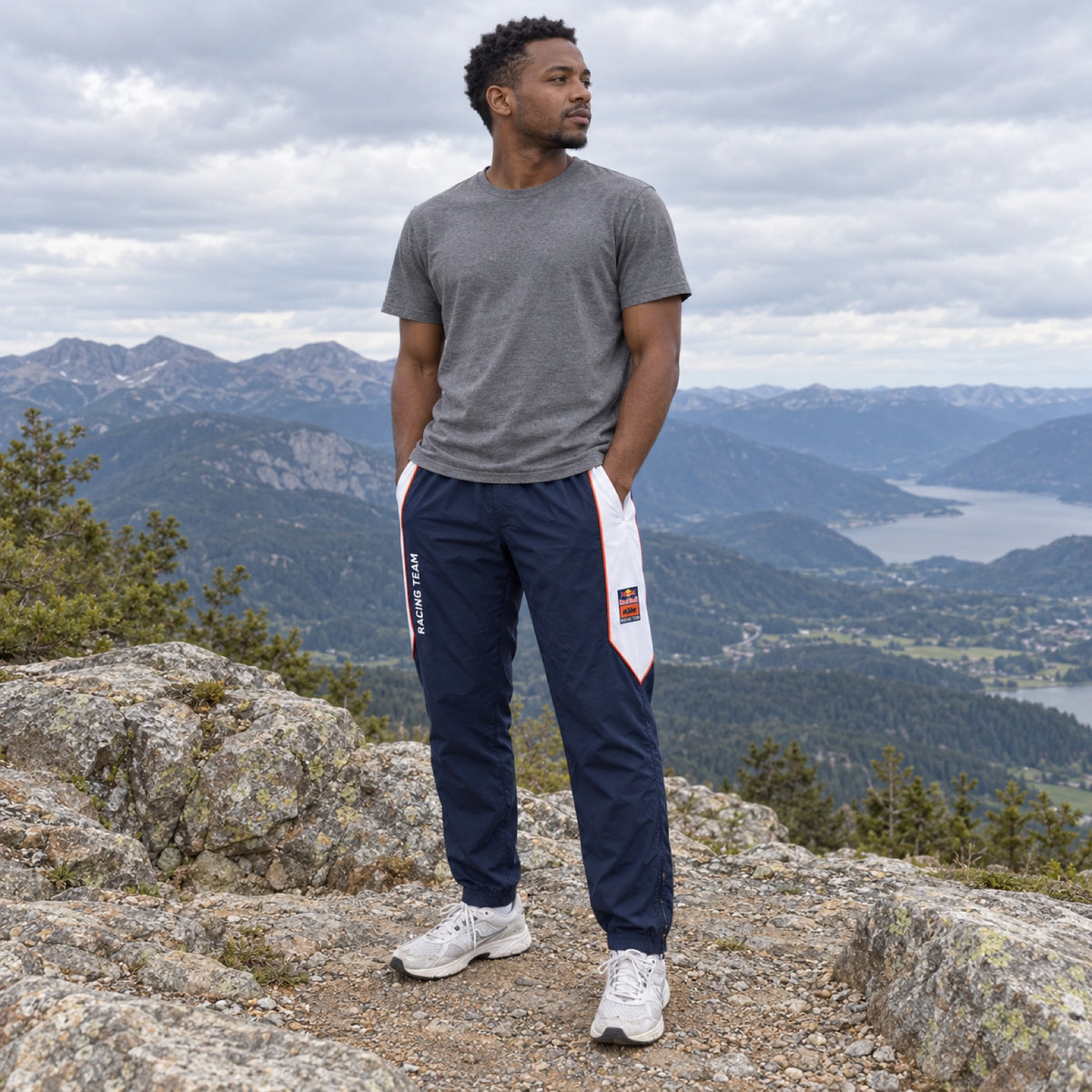 KTM Red Bull Racing PULSE Track Pants – Navy Blue – ilustrační foto (AI)