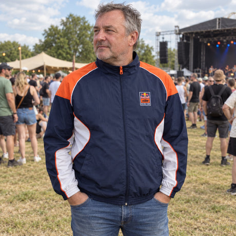 KTM Red Bull Racing PULSE Windbreaker – Navy Blue – ilustrační foto (AI)