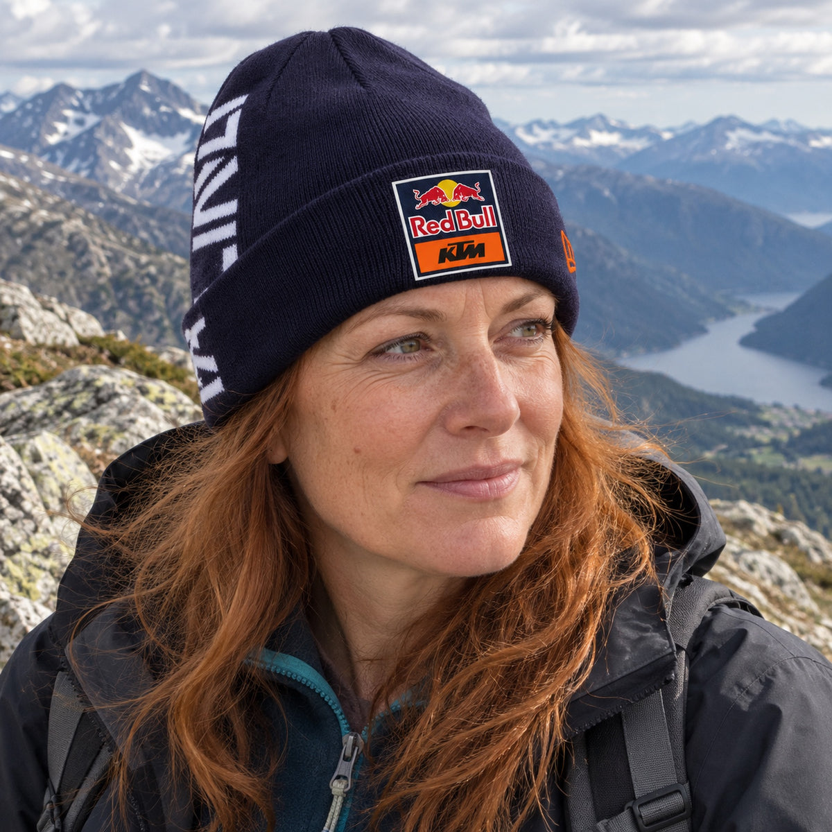 KTM Red Bull Racing Team Beanie – ilustrační foto 2 (AI)
