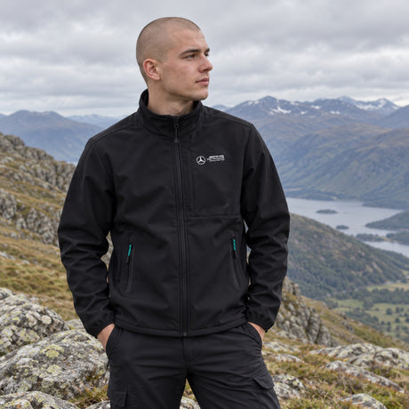 Mercedes-AMG F1 Casual Softshell Jacket – Black – ilustrační foto (AI)