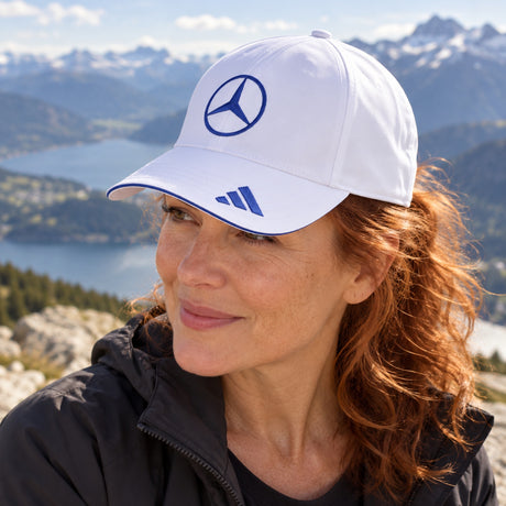 Kimi Antonelli Mercedes-AMG PETRONAS F1 x Adidas Cap – Weiß, Team Edition – Illustrationsfoto (KI)