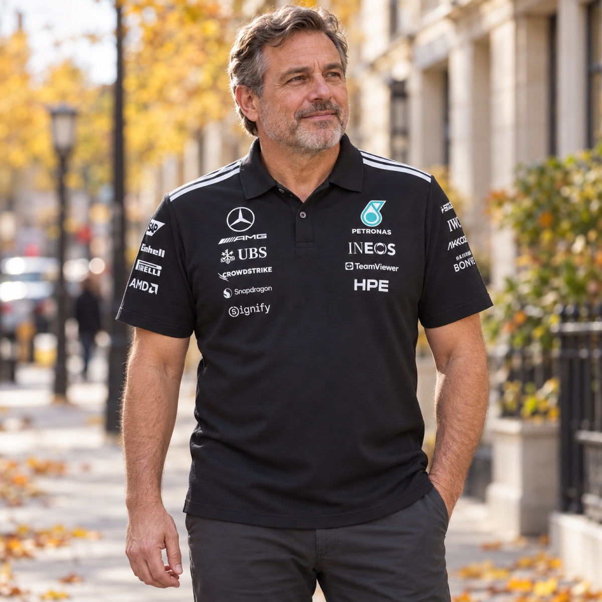 Mercedes-AMG PETRONAS F1 x Adidas Team-Poloshirt mit Sponsorenlogos – Schwarz – Illustrationsfoto (KI)