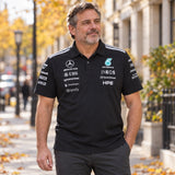 Mercedes-AMG PETRONAS F1 x Adidas Team-Poloshirt mit Sponsorenlogos – Schwarz – Illustrationsfoto (KI)