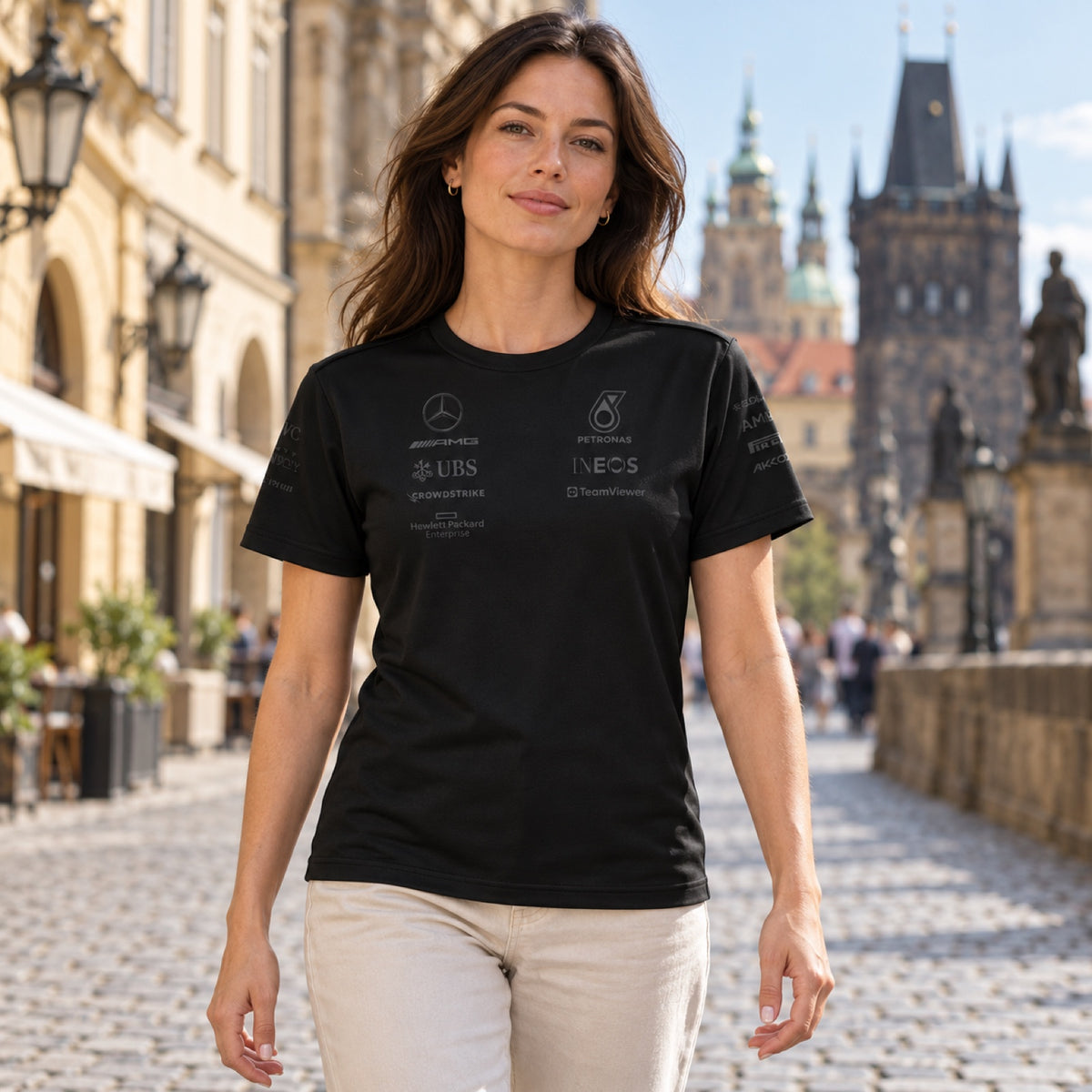 Mercedes-AMG PETRONAS F1 AMG STEALTH Damen-Team-T-Shirt – Schwarz – Illustrationsfoto (KI)