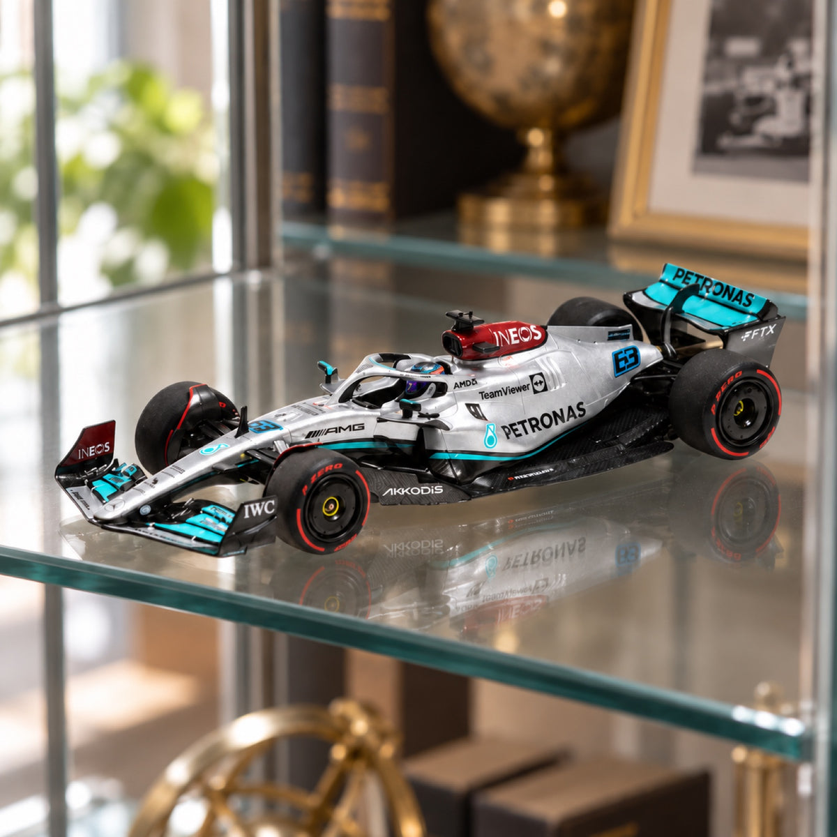 Minichamps Mercedes AMG Petronas W13 E George Russell Modell 1:43 – Bahrain 2022 – Illustrationsfoto (KI)