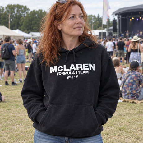 McLaren F1 New Era Wordmark Casual Hoodie – Black – ilustrační foto 2 (AI)