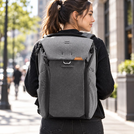 Peak Design Everyday Backpack 20L v2 – Charcoal – Illustrationsfoto (KI)