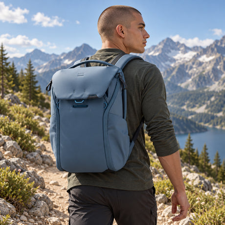 Peak Design Everyday Backpack 20L v2 – Ocean – Illustrationsfoto (KI)