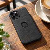 Peak Design Everyday Case iPhone 11 Pro Max – Charcoal – illustrative photo (AI)