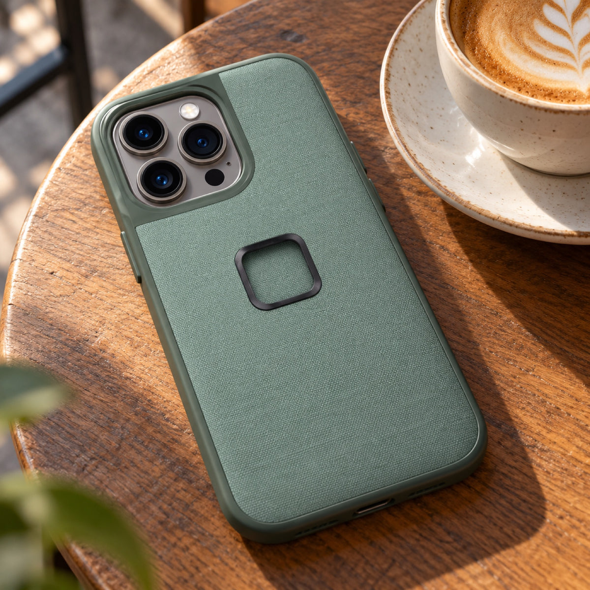 Peak Design Everyday Case iPhone 14 Pro Max – Sage – Illustrationsfoto (KI)